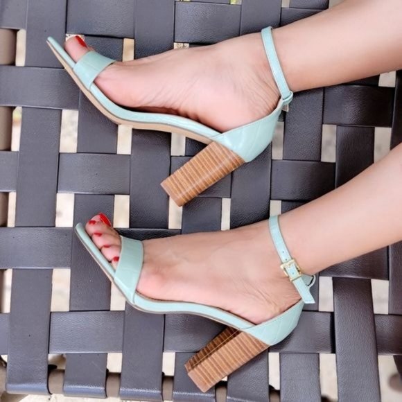 Elegant Mint Green Women's Sandals - Picture 2 of 4
